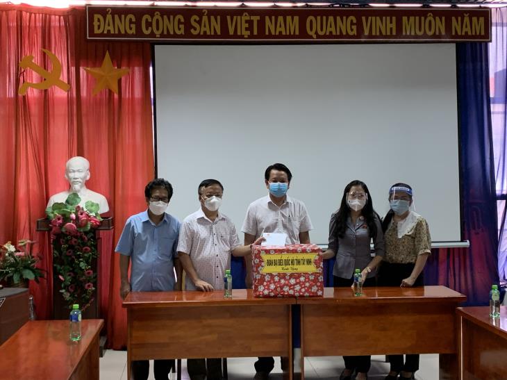Đoàn đại biểu Quốc hội tỉnh Tây Ninh thăm và tặng quà lực lượng phòng chống dịch trên địa bàn tỉnh